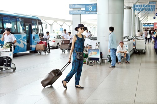 Trương Thị May xinh đẹp, giản dị ở sân bay